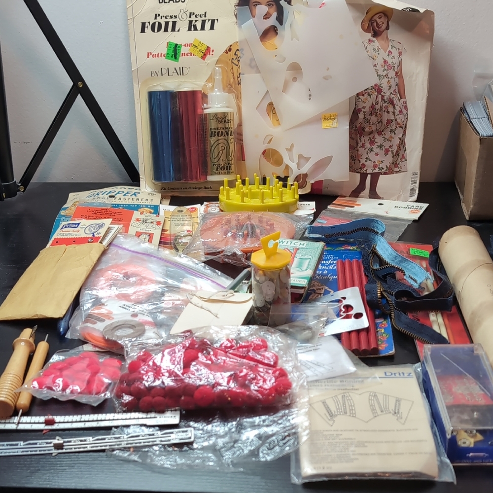 Lot Of Vintage Knitting Gauge, Fasteners, Cabone Rings, Yarn Bobbins, Threader